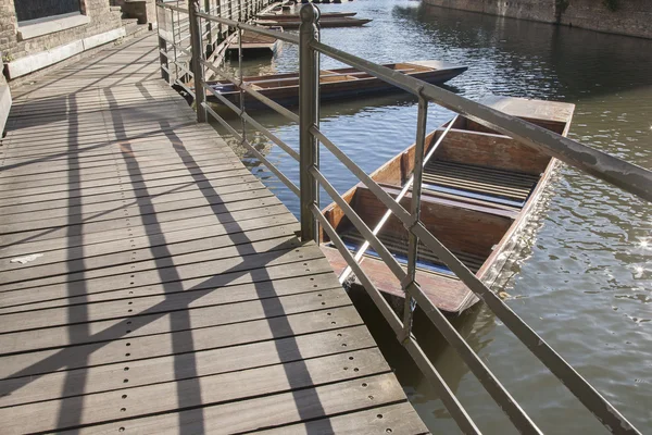 Punt boten op de rivier de cam, cambridge — Stockfoto