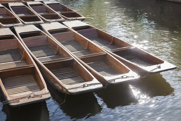 在剑桥大学康河上的平底船船 — 图库照片