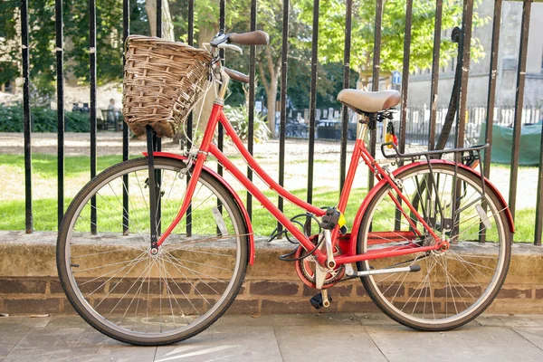 Red Bike in Cambridge — Stock Photo, Image