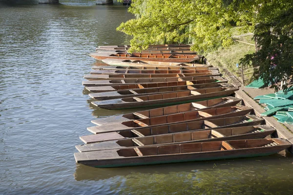 Stakbåtar på floden carn, cambridge — Stockfoto