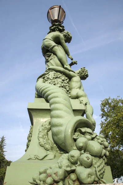 Horolezecké chlapci lampy od bazalgette (1874), chelsea embankment — Stock fotografie