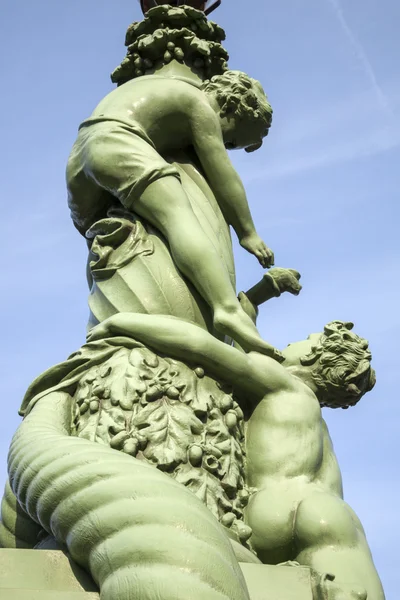 Climbing Boys Lamppost by Bazalgette (1874), Chelsea Embankment — Stock Photo, Image