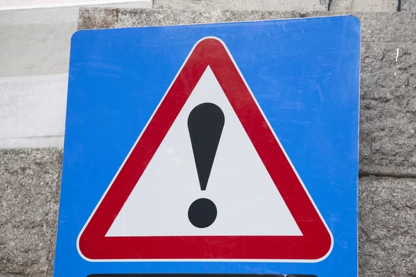 Panneau d'avertissement de circulation bleu, blanc et rouge — Photo