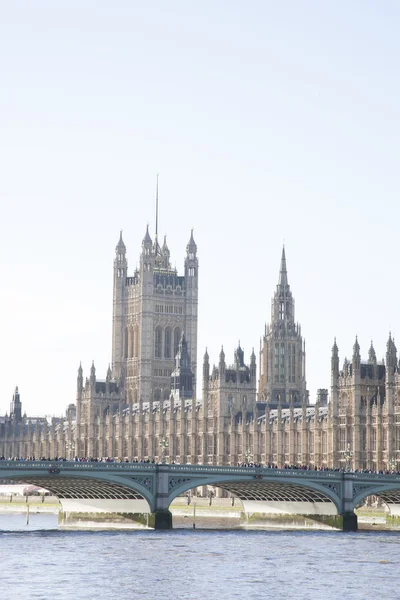 Domy parlamentu a westminster bridge, Londýn — Stock fotografie