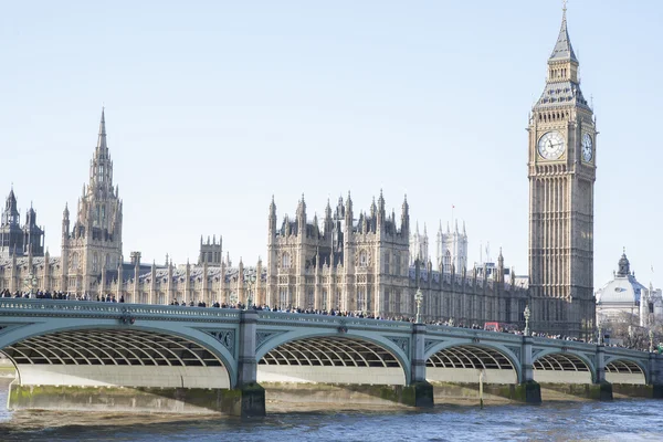 Big ben ile westminster Parlamentosu evleri, lo köprü ve — Stok fotoğraf