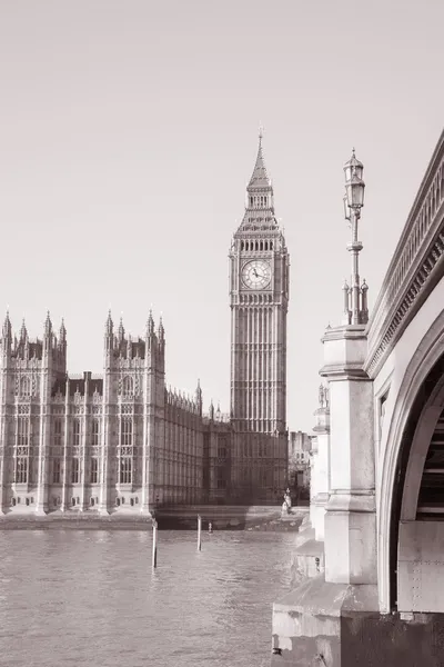 Big ben ile westminster Parlamentosu evleri, lo köprü ve — Stok fotoğraf