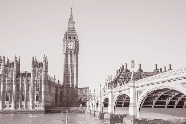 Big Ben und die Häuser des Parlaments mit Westminster Bridge, lo — Stockfoto