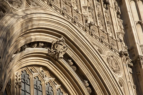 Détail sur la façade des chambres du Parlement, Westminster, Londres — Photo