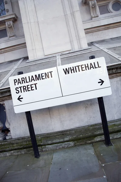 Parlamento e Whitehall Street Sign em Westminster, Londres — Fotografia de Stock