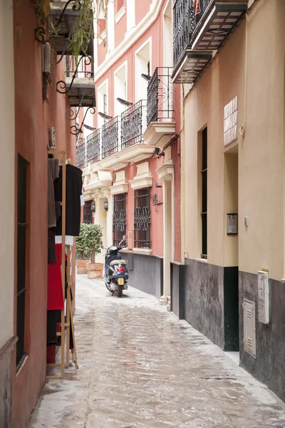 Motorcykel på gata i stadsdelen santa cruz i Sevilla — Stockfoto