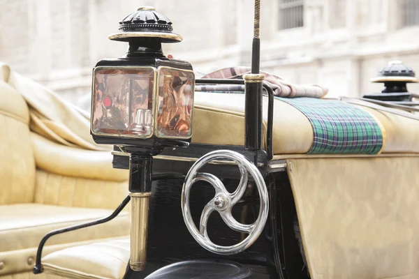 Laterne auf Pferd und Wagen in der Nähe der Kathedrale, Sevilla — Stockfoto