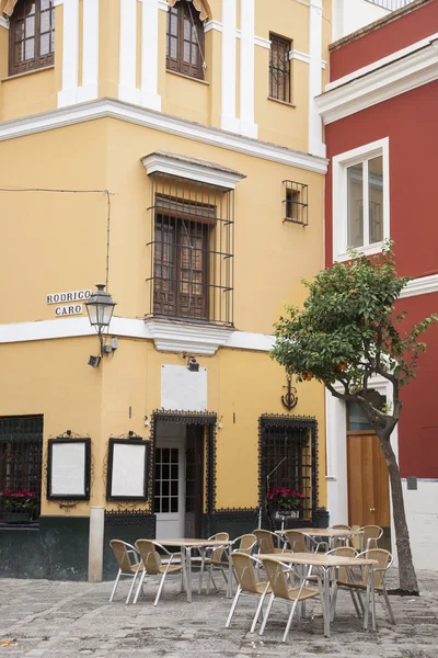 Café stoly a židle, čtvrti santa cruz, Sevilla — Stock fotografie