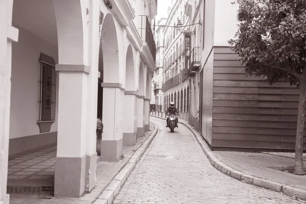 Motocicleta na rua no bairro de Santa Cruz de Sevilha — Fotografia de Stock