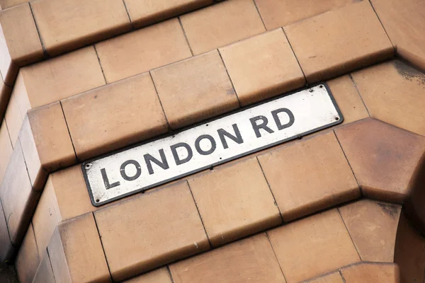 Знак London Road Street — стоковое фото