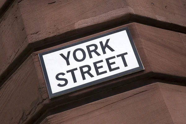 York straßenschild an ziegelsteinmauer — Stockfoto