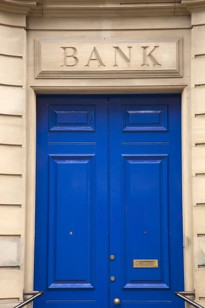 Вход в отделение банка — стоковое фото