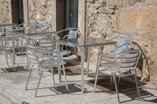 Boş kafe masa ve sandalyeler