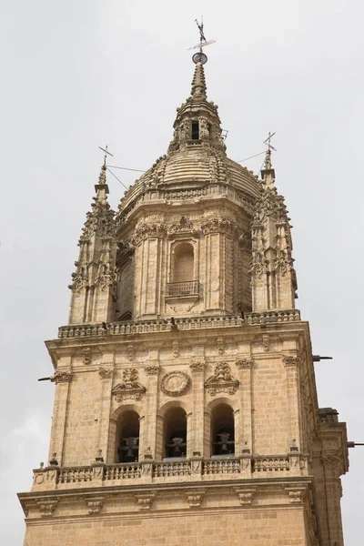 Zbliżenie Wieży Kościoła Katedralnego Salamance Hiszpania — Zdjęcie stockowe