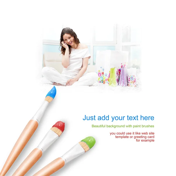 Beyaz arka plan ile genç bir kadın, boyama üç Boya fırçaları — Stok fotoğraf