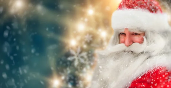 Kar yağışı gülümseyen Noel Baba portresi — Stok fotoğraf