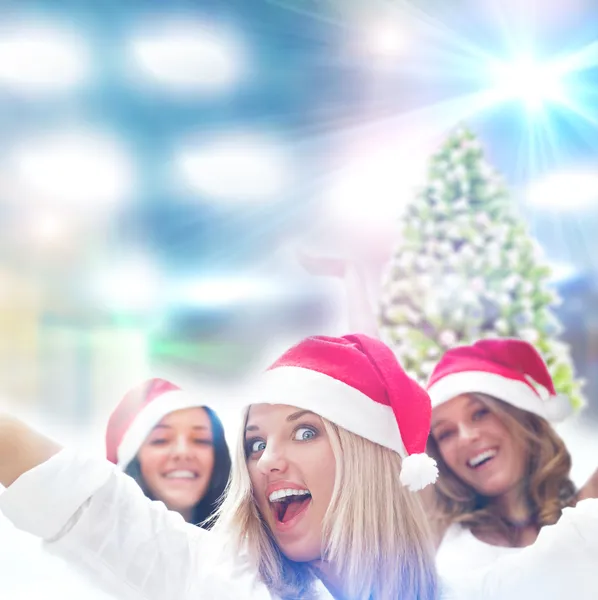 Gruppo di tre belle ragazze felici stanno celebrando il Natale e — Foto Stock