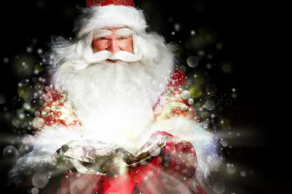 Père Noël assis à la salle de Noël et regardant dans le sac — Photo