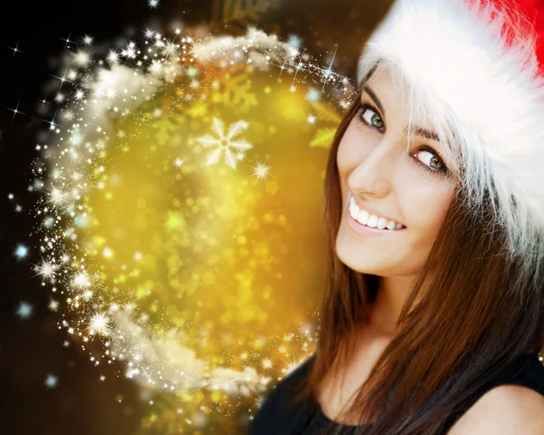 Bella donna che indossa il cappello di Babbo Natale sorridente alla fotocamera — Foto Stock