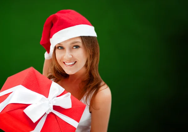 Jovem menina feliz no chapéu de Natal. Segurando enorme presente de Natal — Fotografia de Stock