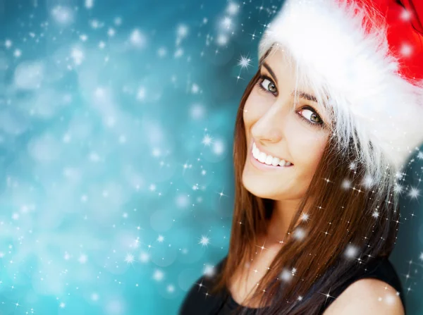 Bella donna che indossa il cappello di Babbo Natale sorridente alla fotocamera — Foto Stock