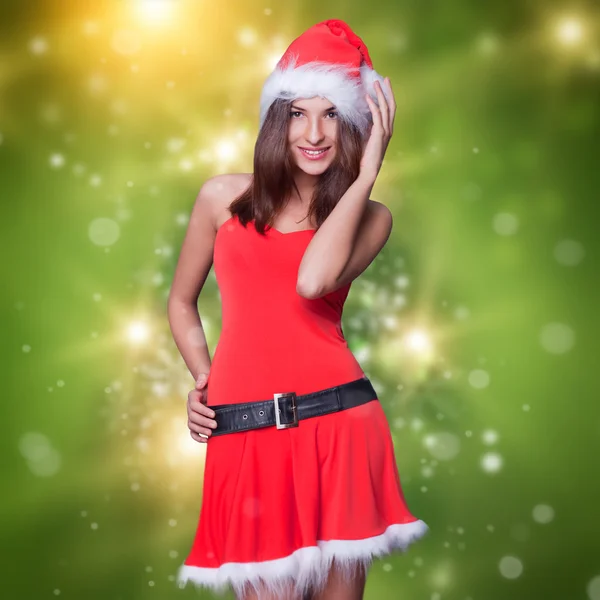 Hermosa mujer con sombrero de Santa Claus sonriendo a la cámara —  Fotos de Stock