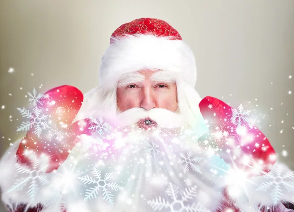 Tema de Navidad: Santa Claus soplando copos de nieve de sus brazos. D) — Foto de Stock
