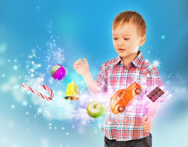 Kleine jongen oproepen speelgoed en confectie met zijn handen — Stockfoto