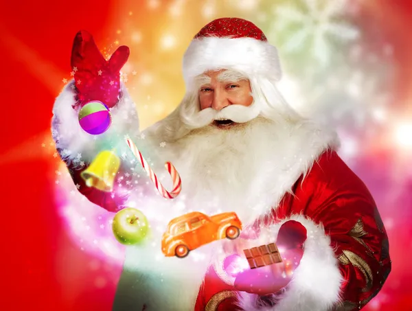 Santa claus giften en confectie uit zijn zak en showin — Stockfoto