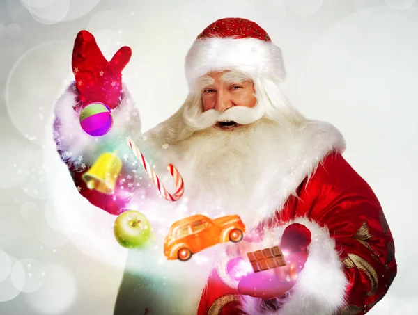 Babbo Natale riceve regali e dolci dalla sua borsa e showin — Foto Stock