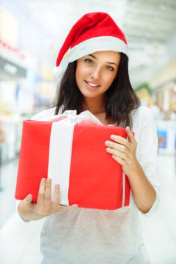 Noel Baba yardımcı şapka st giymiş genç güzel kadın portresi