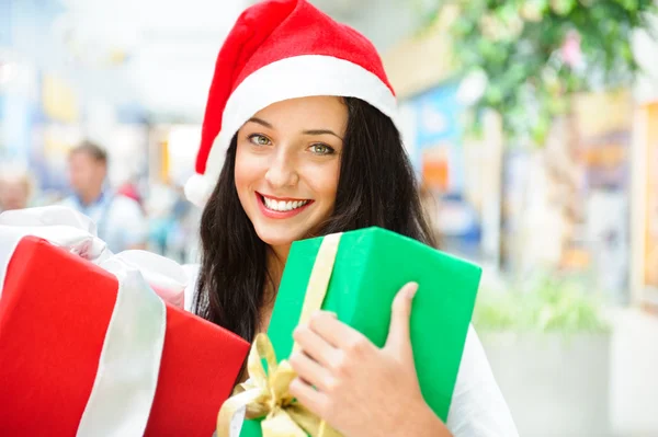Porträtt av ung vacker kvinna som bär jultomten helper hatt st — Stockfoto