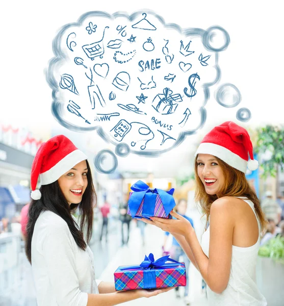 Νεαρά κορίτσια ευτυχισμένη σε hats.standing Χριστούγεννα μαζί στο εσωτερικό, — Φωτογραφία Αρχείου
