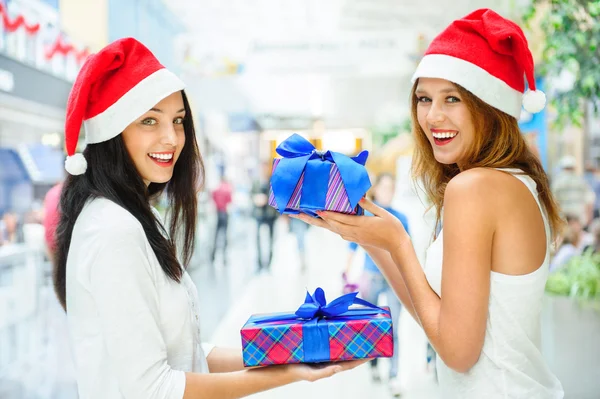 Šťastný dívek v hats.standing Vánoce společně uvnitř, — Stock fotografie