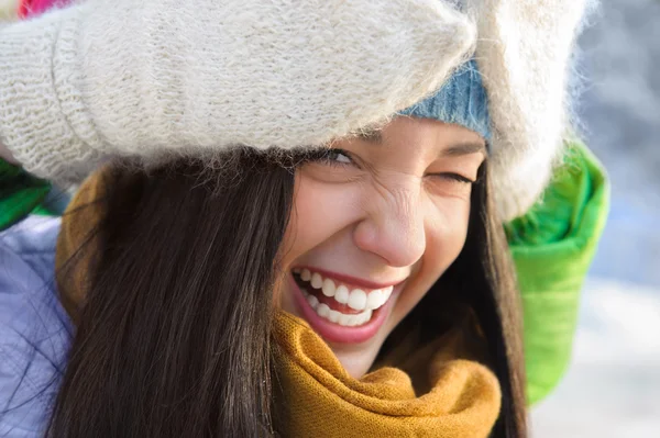 Feliz chica joven divirtiéndose en el parque de invierno — Foto de Stock