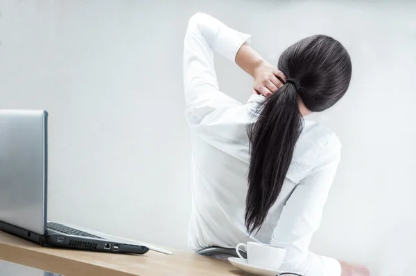 Mujer de negocios cansada en la oficina descansando y soñando despierto — Foto de Stock