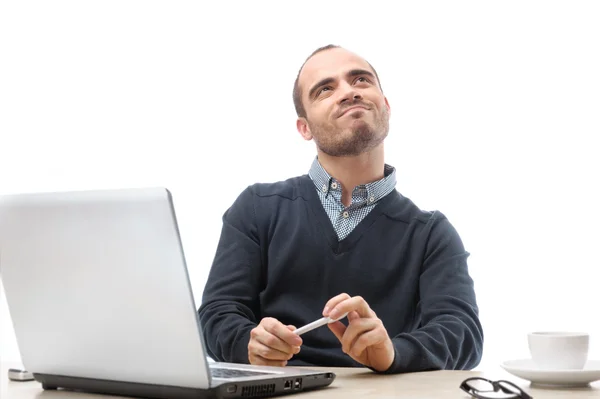 Jungunternehmer schaut entspannt auf und träumt im Büro vom Tag — Stockfoto