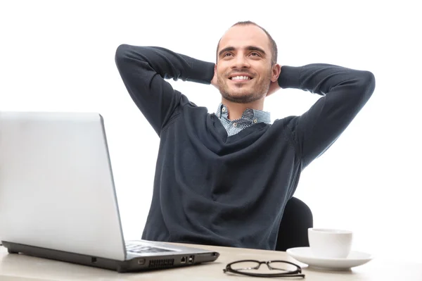 Joven hombre de negocios mirando hacia arriba relajarse con las manos detrás de la cabeza — Foto de Stock