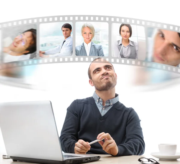 Joven hombre de negocios sentado en la oficina comunicándose con su equipo — Foto de Stock