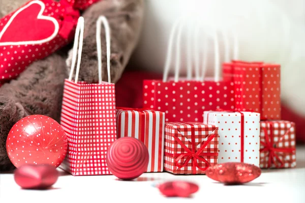Ajándék dobozok, karácsonyi ajándékok csomagolva a piros dísz papír — Stock Fotó