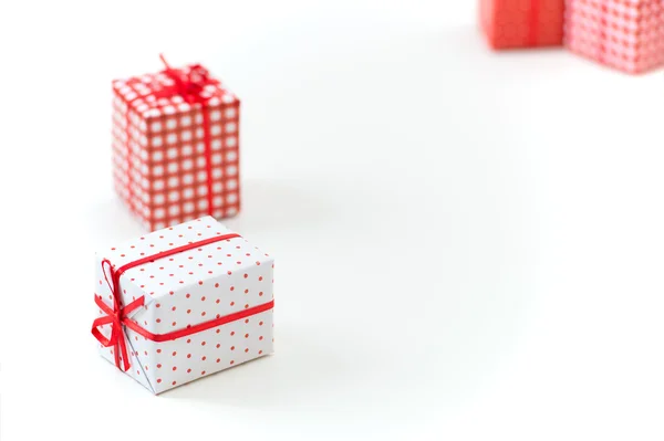 Geschenkdozen met xmas presenteert verpakt in rood papier met ornament — Stockfoto