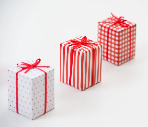 Caixas de presente com presentes de xmas embrulhadas em papel vermelho com ornamento — Fotografia de Stock