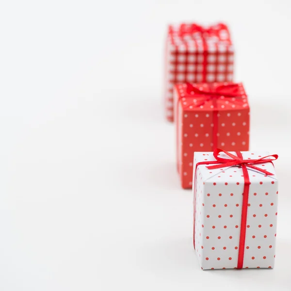 Scatole regalo con regali di Natale avvolti in carta rossa con ornamento — Foto Stock