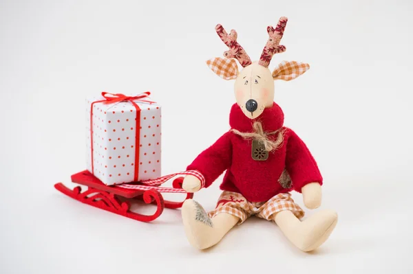 Ręcznie robione zabawki vintage Boże Narodzenie jelenia siedzi na jasnym tle — Zdjęcie stockowe