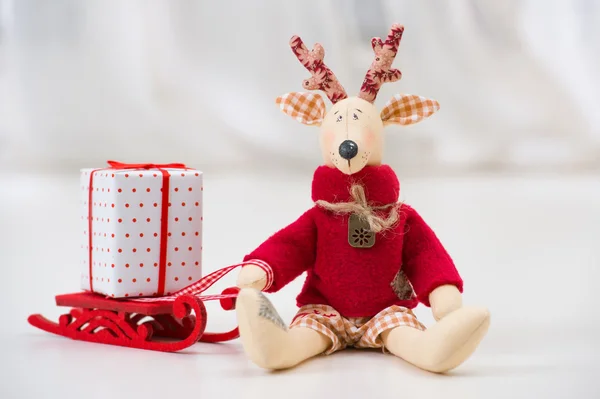 Handgemachtes Spielzeug Vintage Weihnachten Hirsch sitzt auf hellem Hintergrund — Stockfoto