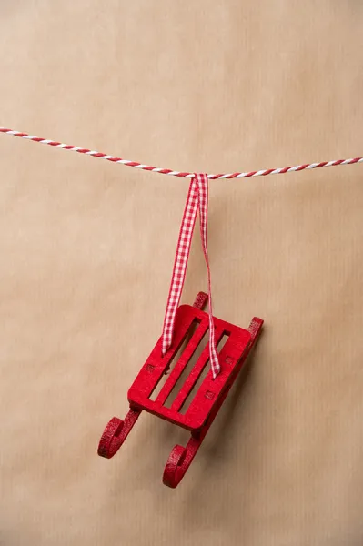 La fata di Babbo Natale slitta decorativa appesa a un nastro. O — Foto Stock